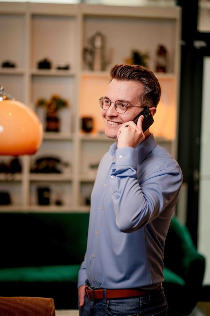 Bart Haagmans aan het bellen met een klant